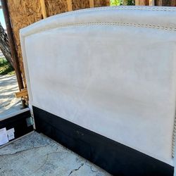 King Size bed frame  in great condition and very clean $245
Realmente como nuevo