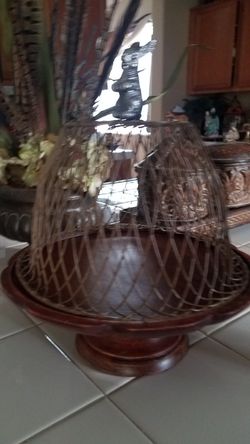 Pedestal dish