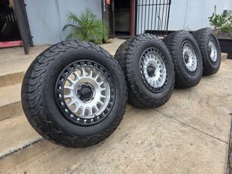 18" KMC w- 33" BfGoodrich KO2 tires