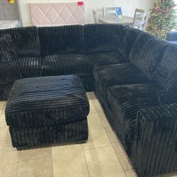 4-pc Black Sectional with Ottoman!