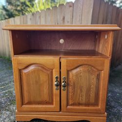 Gorgeous OAK TV Stand/End Table-Excellent Condition!