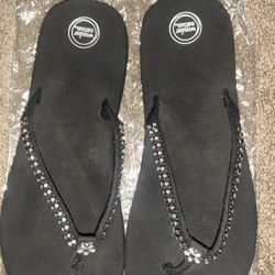 Woman’s Flip Flips W/ Rhinestones (7)