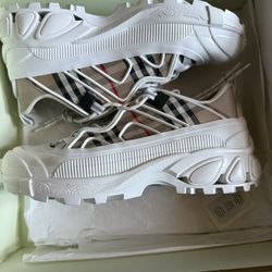 Selling Burberry Men Vintage Sneakers 
