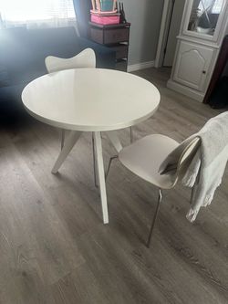 Craft table/3 chairs