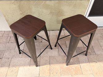 2 bar stools