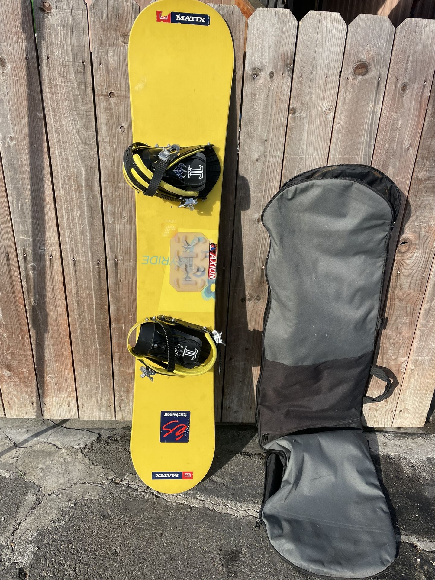 SNOWBOARD SIZE 154CM IN VERY GOOD CONDITION IT COME IN ITS BAG.$180