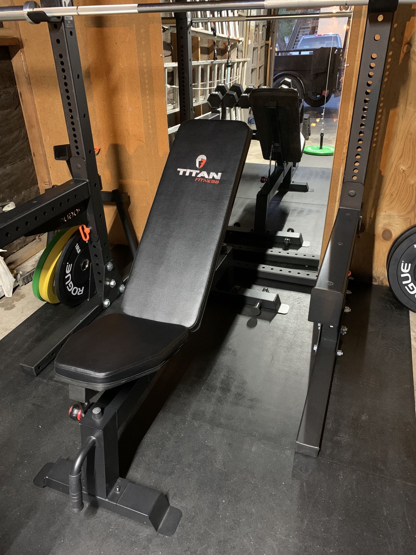 Adjustable bench for flat, 4/5 levels incline, military press. Titan fitness like new