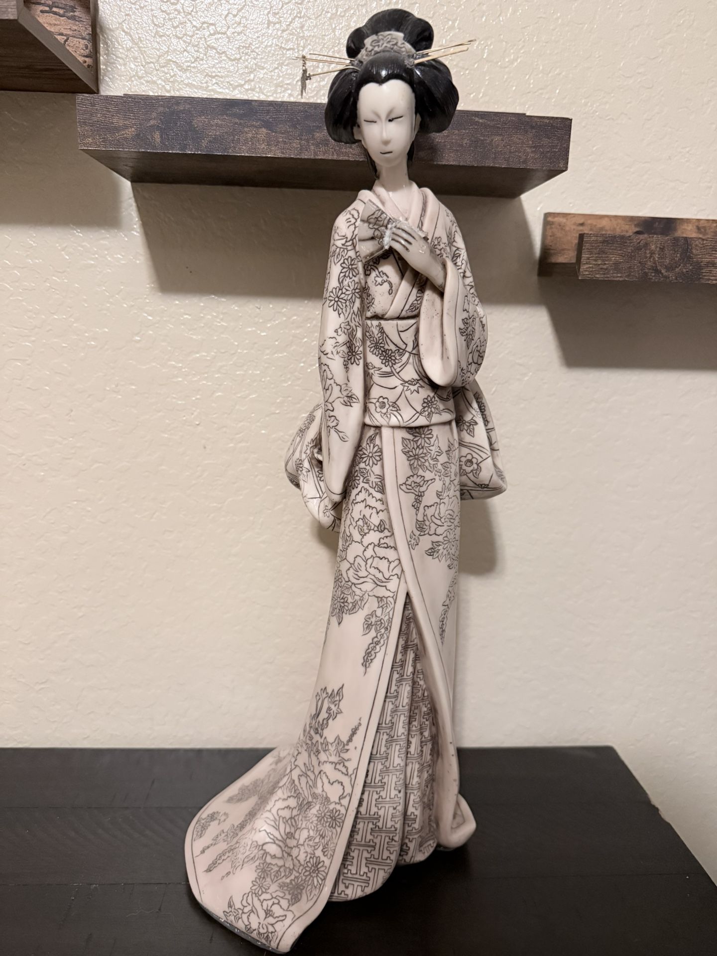 Geisha Statue 