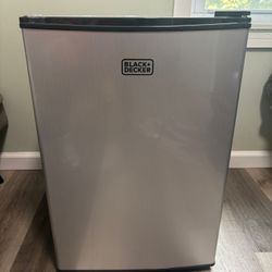 small refrigerator with freezer i