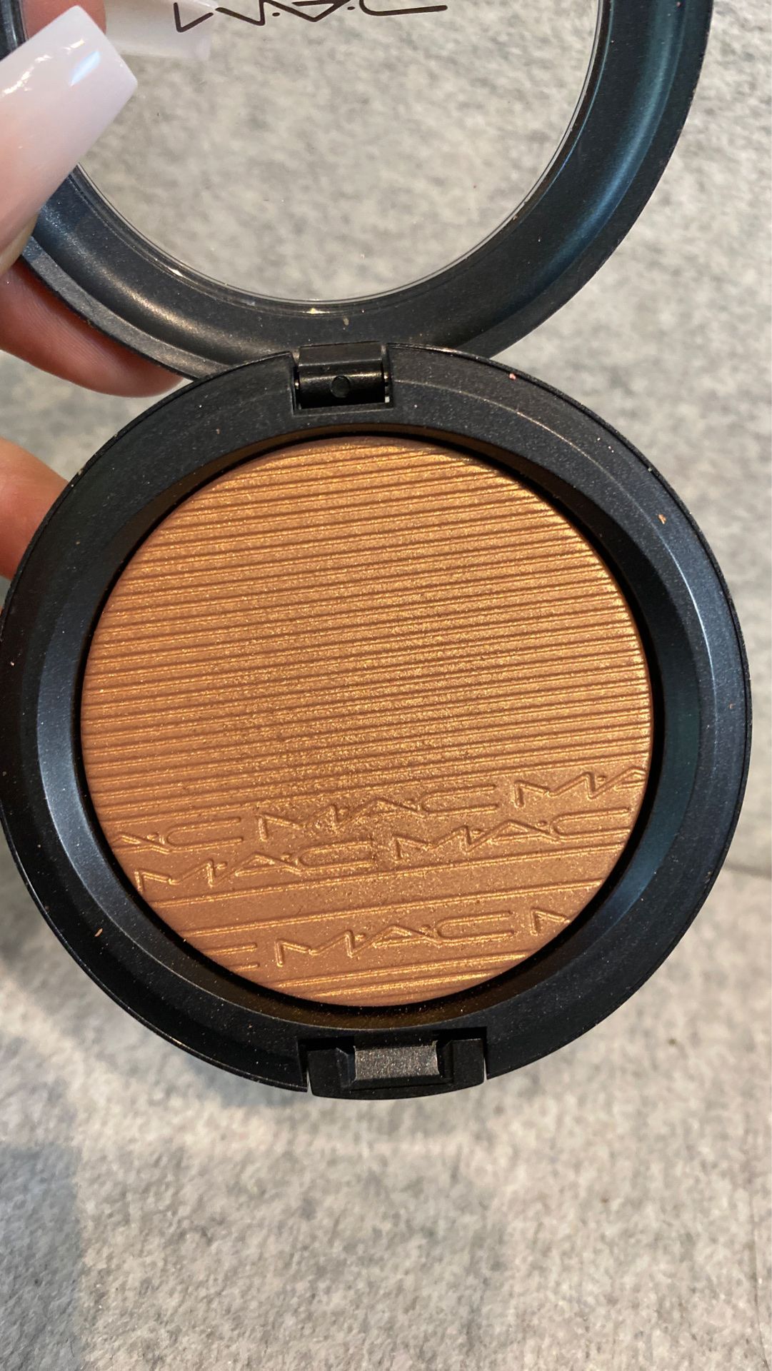 Mac Cosmetics highlighter glow bronzer in Glow with it (makeup beauty make up)