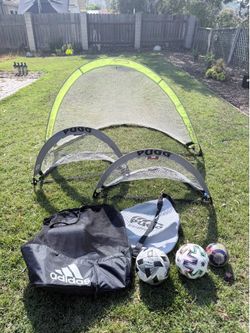 Pugg and Kwik Goal soccer nets and bag w/ soccer balls