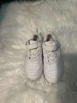 White unisex nike sneakers size 10c