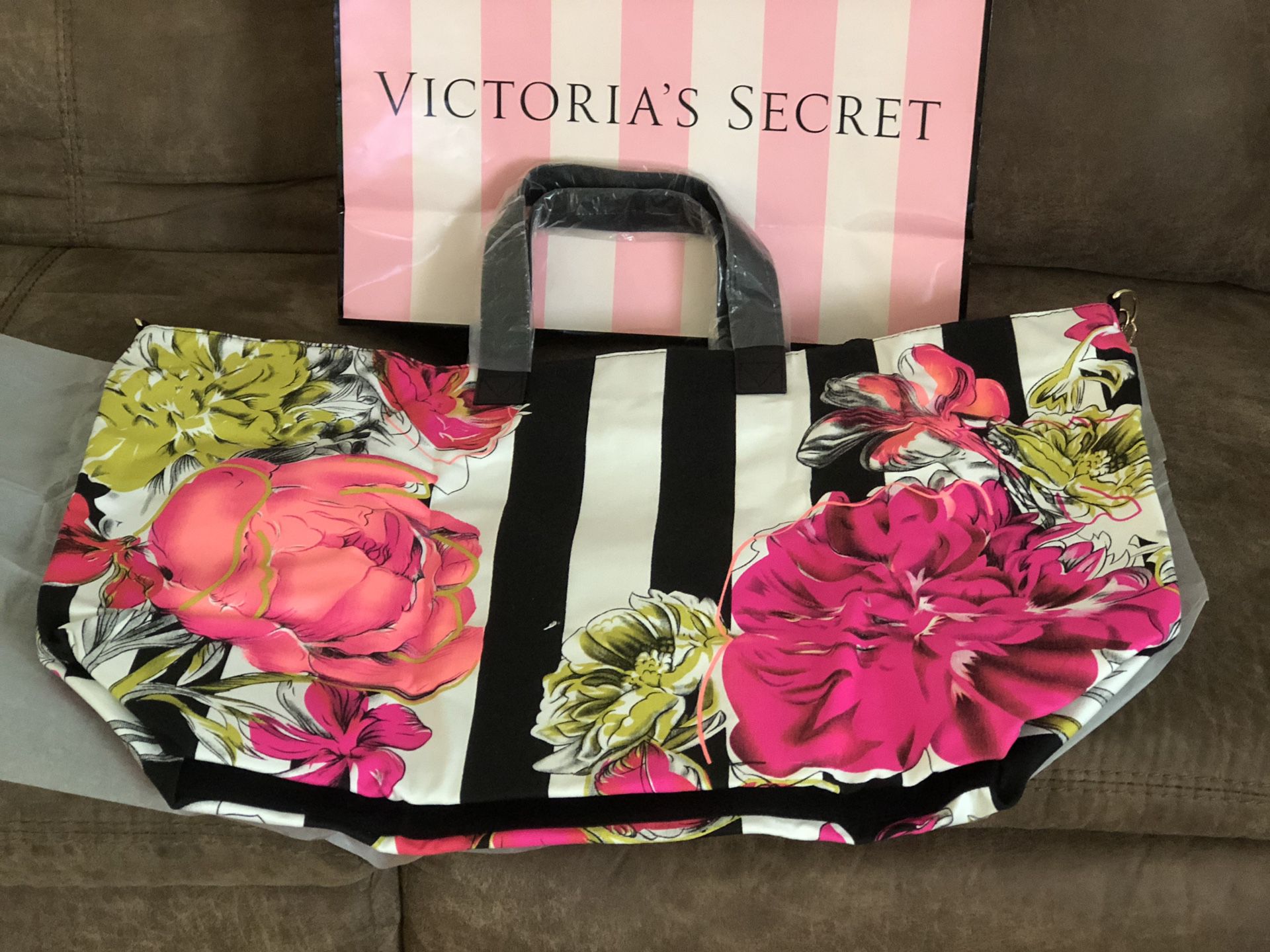 Victoria Secret & PINK Tote Bags BRAND NEW! for Sale in Hayward, CA -  OfferUp
