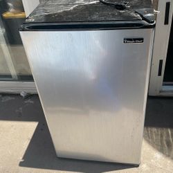 mini fridge 