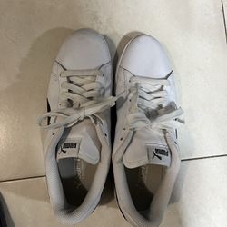 White Puma tennis shoes with black accents