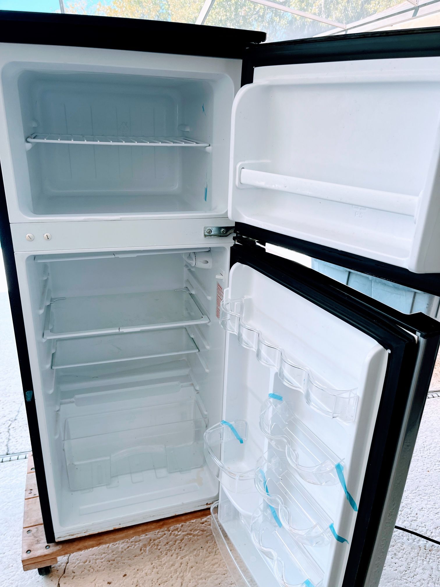 Mini Refrigerator/Top Freezer Magic Chef 4.5 cu.ft. HMDR450SE