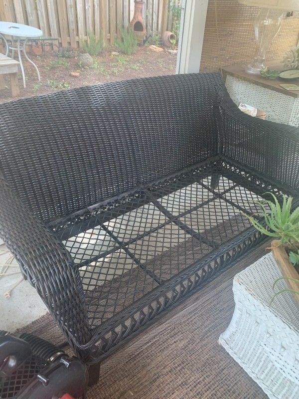 Wicker Sthle Couch