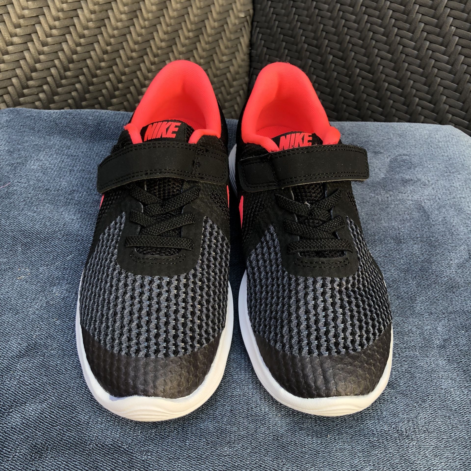 Nike Revolution Girls' Kids Black/Neon Pink Running Shoes Size