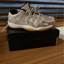 Jordan 11 Low, Light Bone 