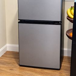 Compact Mini Refrigerator – Clean & Great Condition