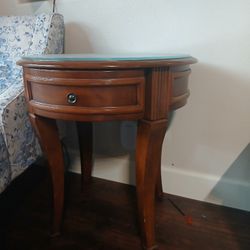 Set Of 2 Round End Tables 