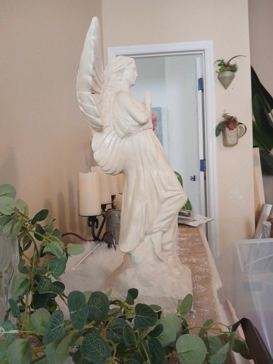 Stunning Angel Sculpture, Very Detailed & Proportioned, With Slight Velvet Vase. Stands 17.6" From Base To Wing Tips,it's Old, Was My Great Grannys