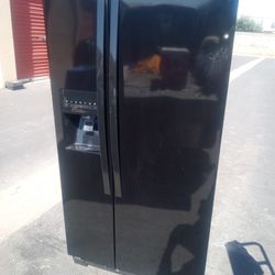 Whirlpool REFRIGERATOR; Can Deliver Merced Local Area