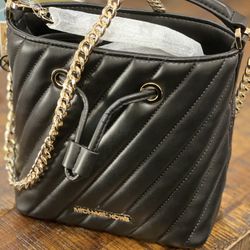 MICHAEL KORS suri small quilted bucket crossbody bag