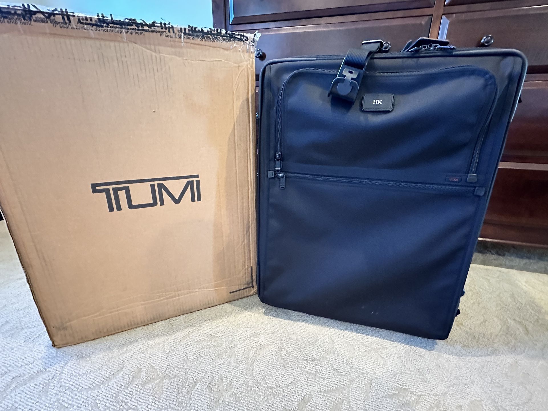 Tumi Alpha 22026DH ~ Black Expandable Upright Rolling Luggage Garment Bag ~ 26x20x13