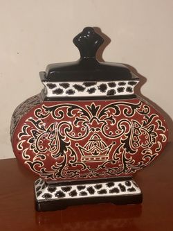 Ceramic container with lid