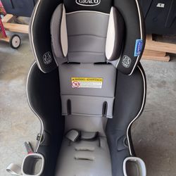 Graco Extend2Fit Convertible Car Seat – Clean – No Accidents