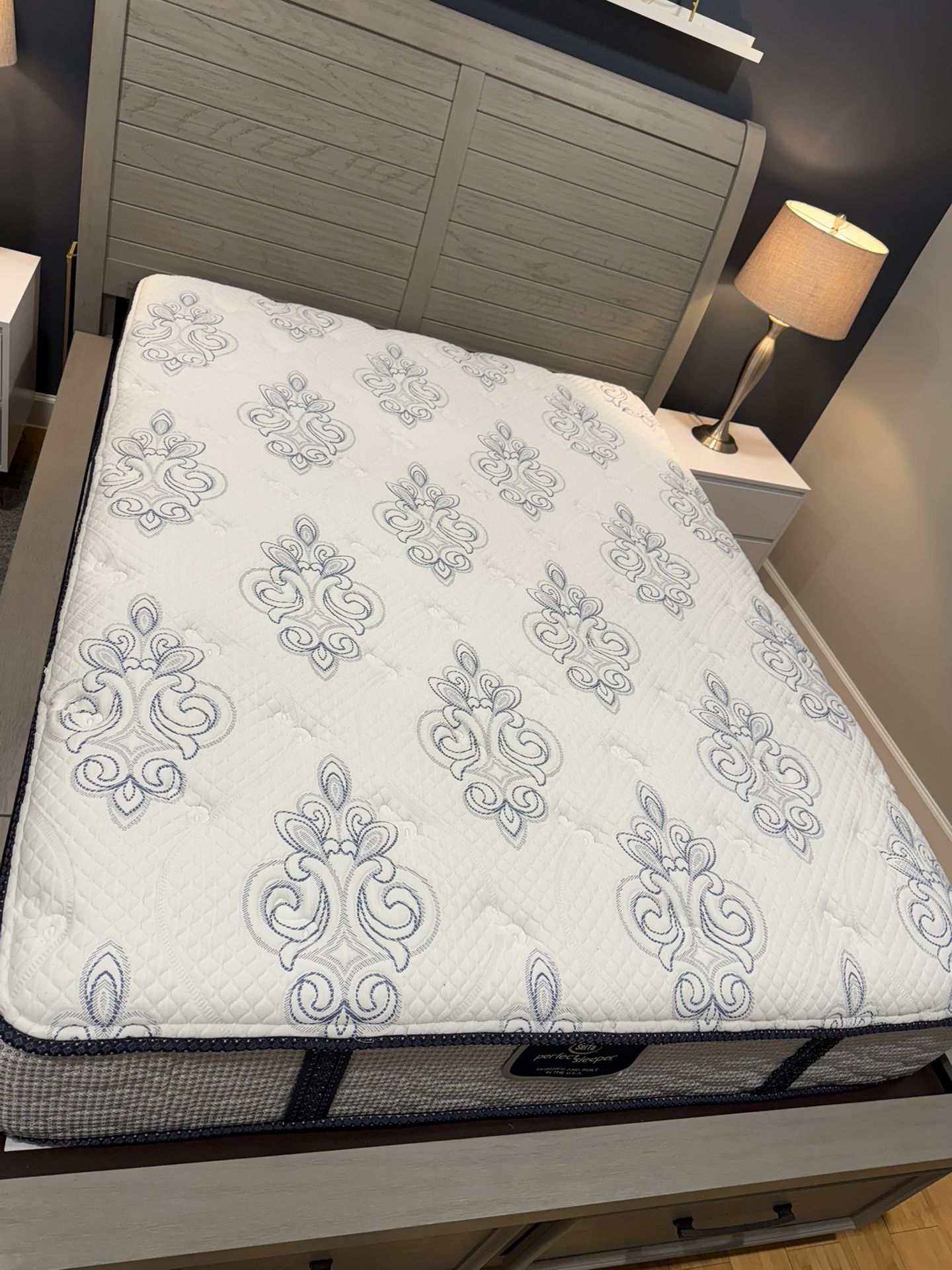 Queen mattress - Serta Perfect Sleeper 