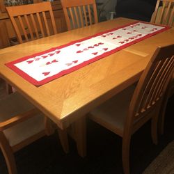 Dining Table Whit 6 Chairs  Very Good Condition