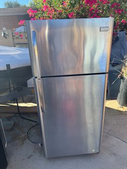 Frigidaire Top-Freezer Refrigerator Stainless Steel