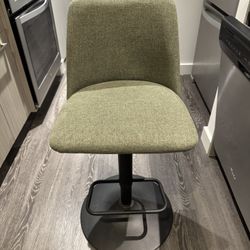 2 Wade Logan Swivel Upholstered Counter Stool