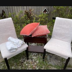 Two white chairs and table, good condition and the cover of the chairs ,  can be removed and washable. THE DECORATION IS NOT INCLUDED 