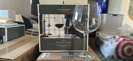 Threshold four crystal red wine glasses / Juego de cuatro copas de vino tinto de cristal Threshold