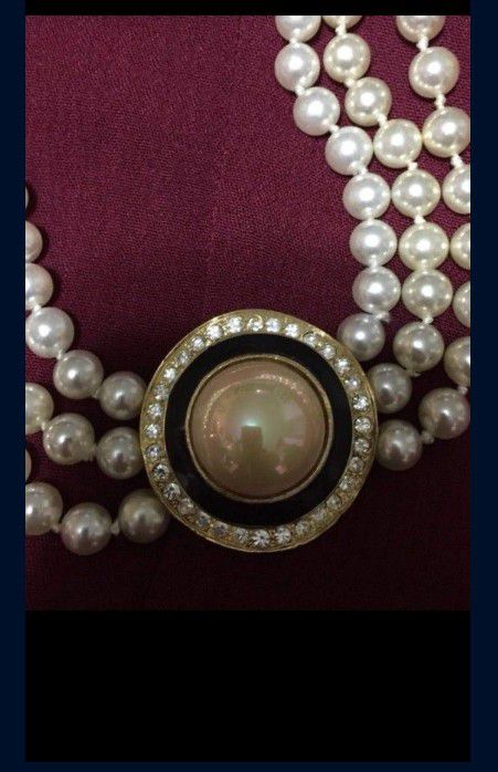 Gorgeous good quality pearl necklace with front charm.
