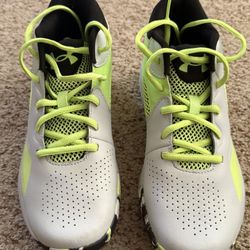 Under Armour Youth Size 6 Basketball Shoes