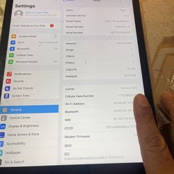 iPad 7th 32gb Cracked Screen.  Working Excellent 