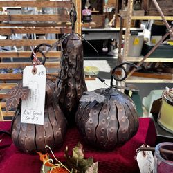Metal gourds (3)