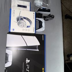 Ps5 Digital With Accessories Like New Had Less Than A Month /// Comes With Everything 