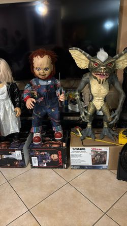 Life-size Chucky and talks and moves the knife lights up