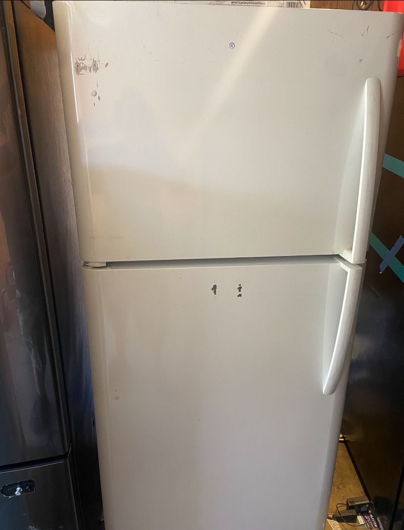Top Freezer Refrigerator Good Condition 3 Months Warranty Delivery Aviable