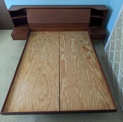 SOLID WALNUT QUEEN PLATFORM BED
