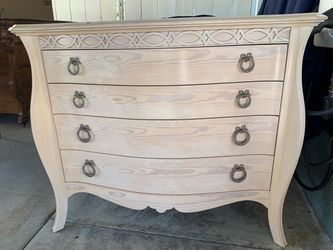 French Provincial Bombe 4-Drawer Dresserin excellent condition