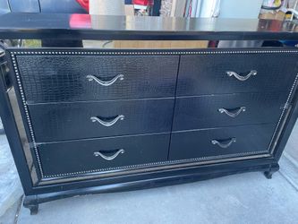 Crocodile-patterned  Black dresser, mirror and 2 drawer night stands