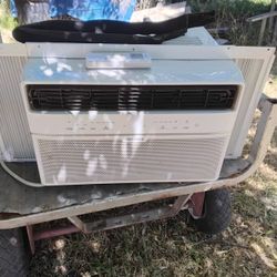 Toshiba Window Air Conditioner 8000btu With Remote Only Used One Summer. Works Great!