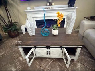 Pueblo collection white farmhouse coffee table in excellent condion