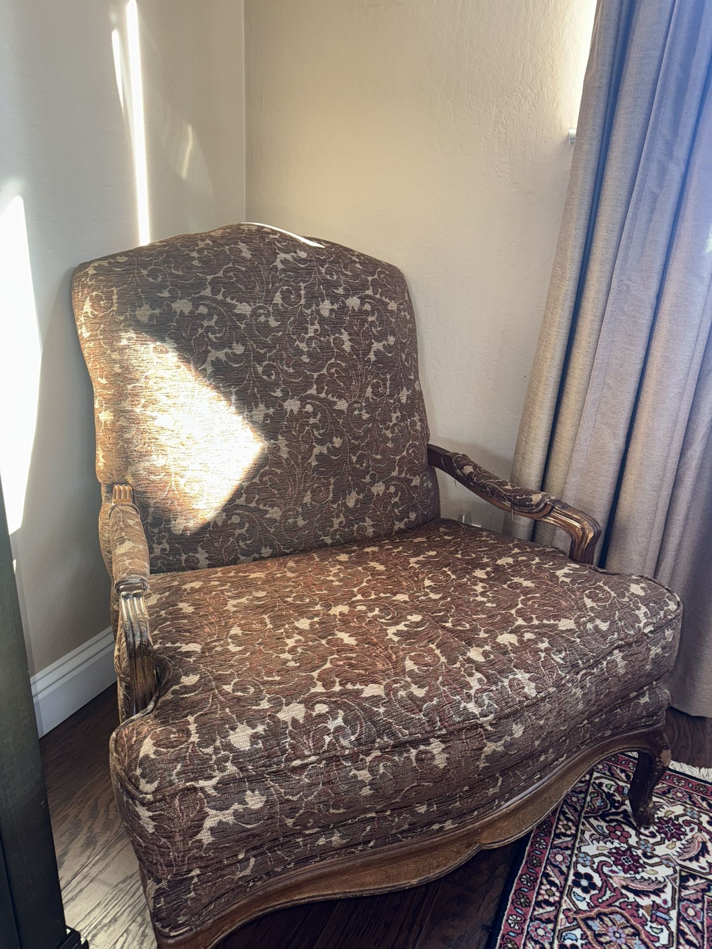 Vintage French Provincial Armchair – Solid Wood Frame – Excellent Condition